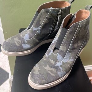 Linea Paolo Anna Wedge Sneaker. Size 8